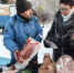 Жители Зеи скупают опасное мясо в подъездах и у дороги / В Зее больше нет ни одного ветеринарного инспектора. После прошлогоднего сокращения сотрудников Россельхознадзора самым близким к городу населенным пунктом, где есть ветинспектор, стал поселок Сиваки. Именно оттуда регулярно с плановой проверкой приезжает специалист. Врачи Зейской станции по борьбе с болезнями животных проверить места стихийной торговли не имеют права. Поэтому поймать нарушителей удается не всегда: к моменту появления госветинспектора по Зейскому и Магдагчинскому районам продавцы-«нелегалы» успевают уйти с точки. Стихийную продажу непроверенного мяса они устраивают и в подъездах, и у дороги. Теперь, при фактическом отсутствии контролирующих органов в городе, здоровье потребителей оказалось только на их совести. - Амурская правда