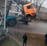 В Благовещенске большегруз «повис» на теплотрассе - ИА Порт Амур