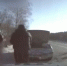 полицейские помогли замерзающим амурчанам отремонтировать машину на трассе - Asn24.Ru