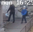 Мужчина в Благовещенске «показал пример» ребенку, выбросив мусор у дома - ИА Порт Амур