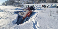 Тело пропавшего рабочего ищут в Приамурье, его экскаватор упал в водоем - Teleport2001.Ru