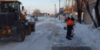Тротуары остановки Благовещенск продолжают убирать от наледи видео - Amur.Life