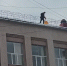 В Благовещенске заметили людей, работающих без страховки на крыше здания суда - Asn24.Ru