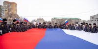 В Благовещенске развернули огромный триколор и исполнили севастопольский вальс - ИА Порт Амур