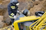 В Приамурье на экскаватор обрушился грунт