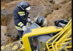 Водителя экскаватора засыпало землей